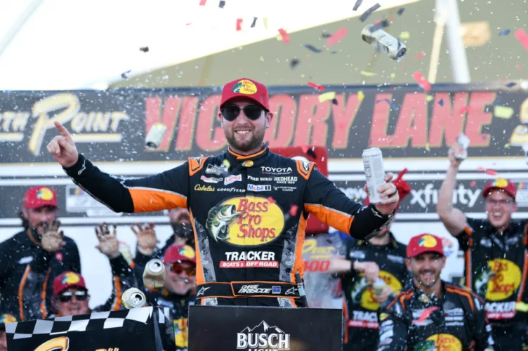 Briscoe fends off Larson’s last-lap surge to win in Las Vegas